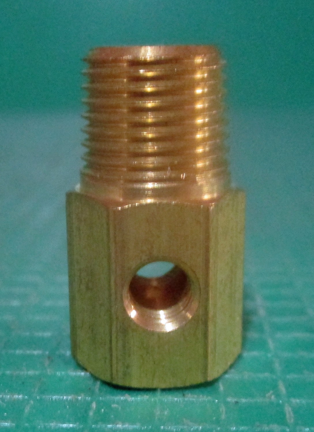 Fitting Signal, 1/8" NPT x 10-32, 7/8"L