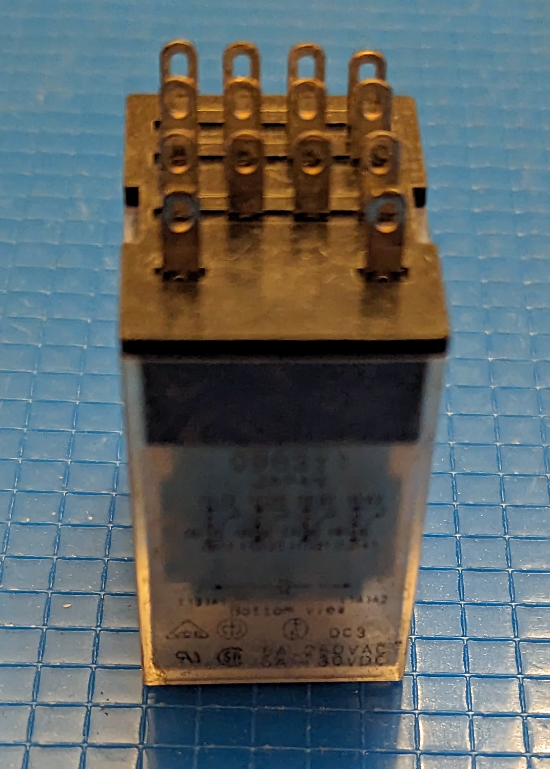 Relay, Omron MY4, 24V 6 close up