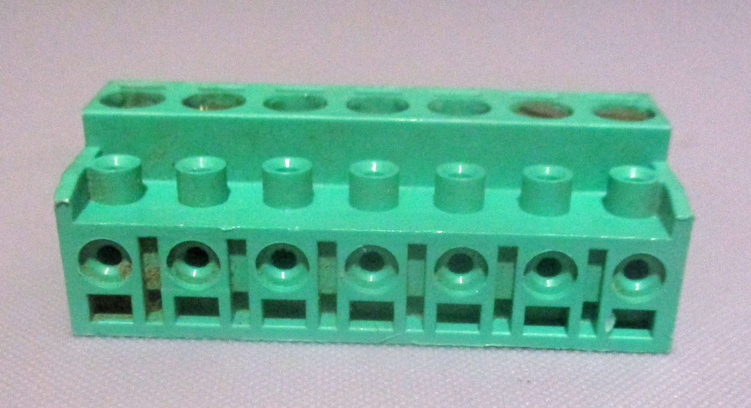 Terminal Green 7 Place Wire Plug-In for Advisor 5 close up
