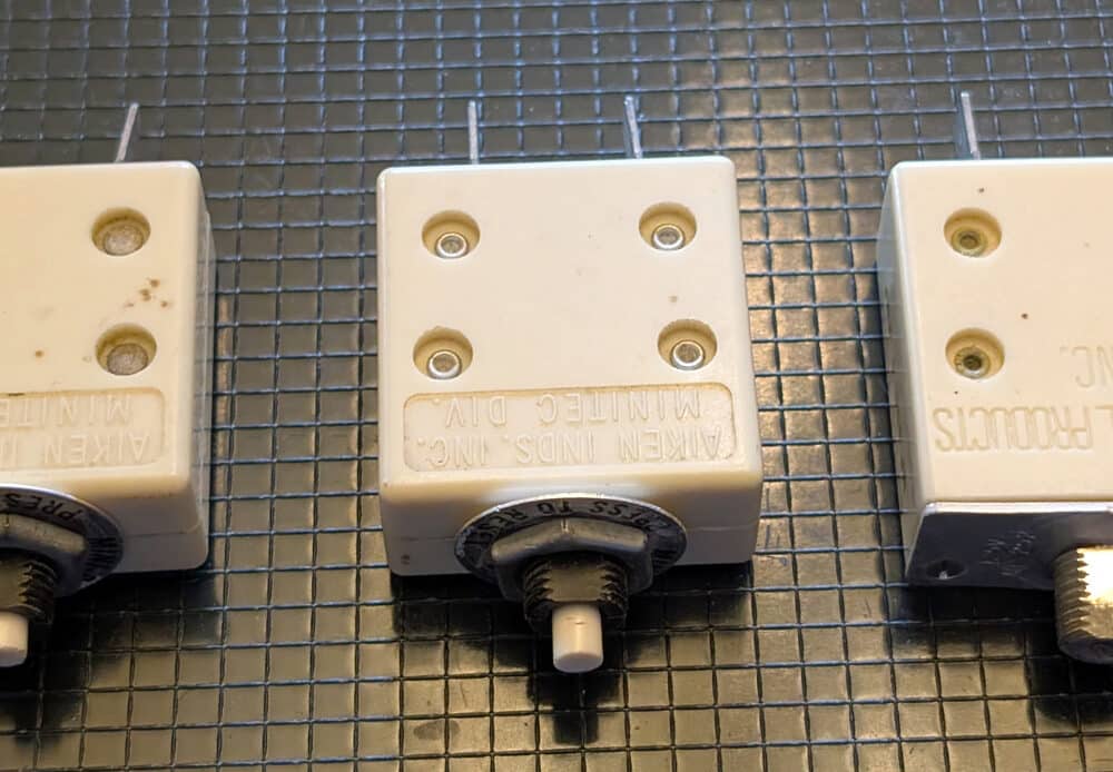 Minitec Push-Button Breaker, Pkg/3 Main Photo