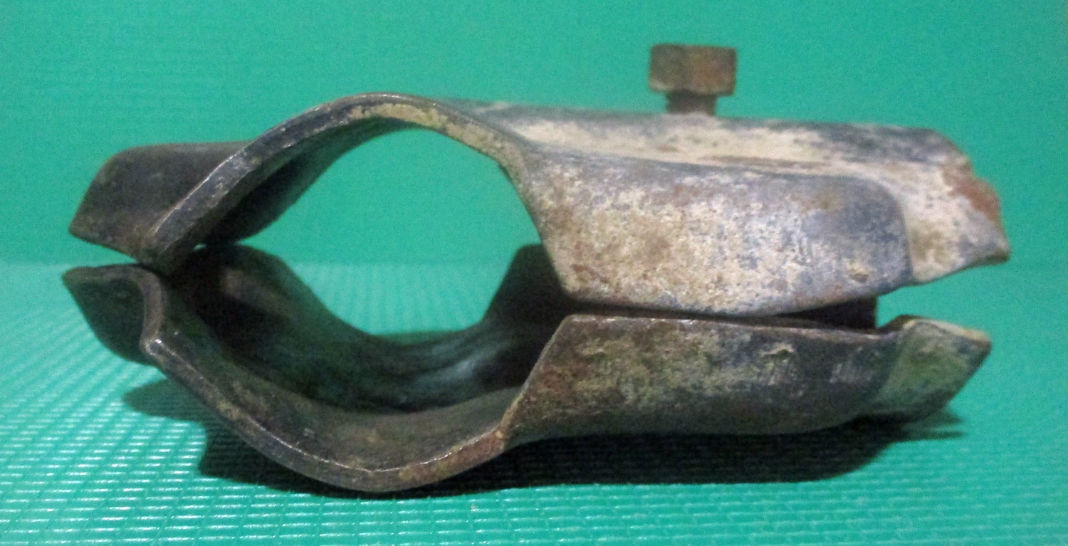 Two Way T-Clamp for 1 1/2" Pipe 5 Two Way T-Clamp for 1 1/2" Pipe