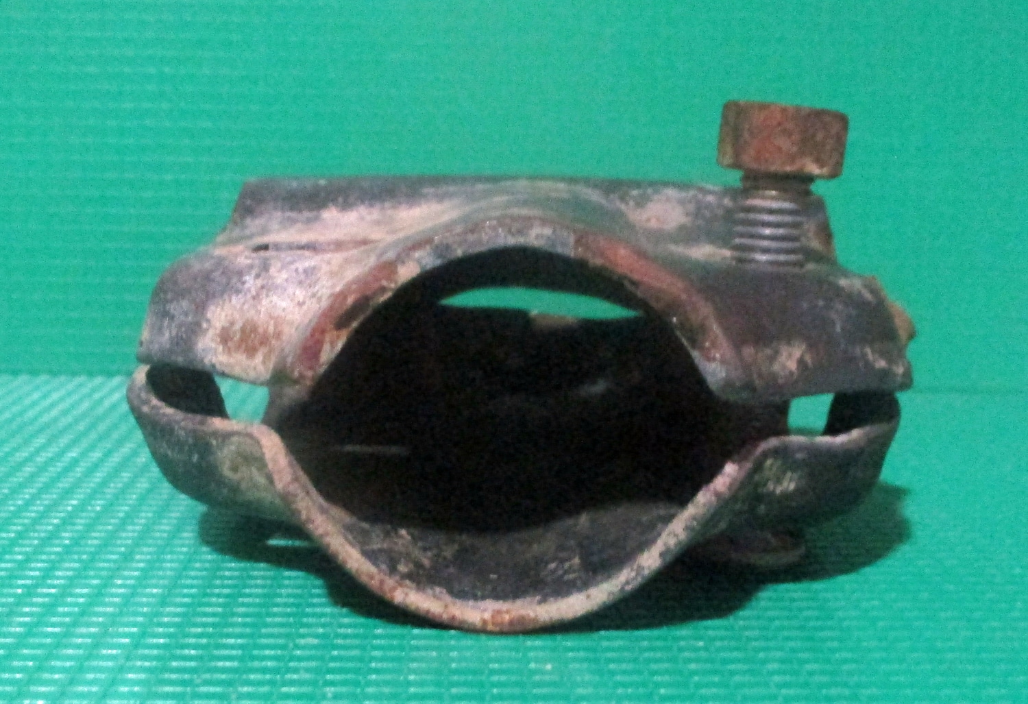 Two Way T-Clamp for 1 1/2" Pipe 6 Two Way T-Clamp for 1 1/2" Pipe