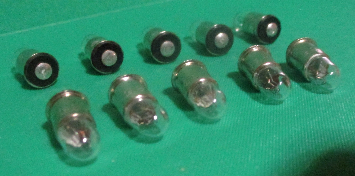 Bulbs 280 / .04A Box of 10 4 close up