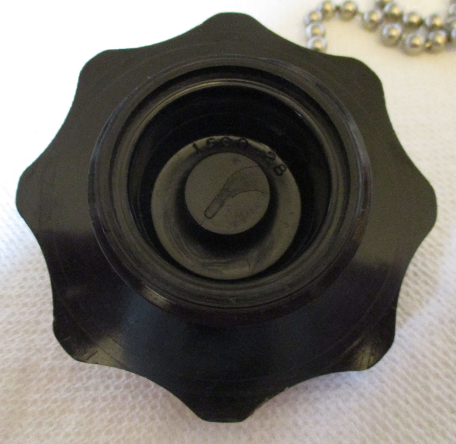 Cap, 1 1/2" Male with Chain 5 Cap 1 1/2" Male with Chain