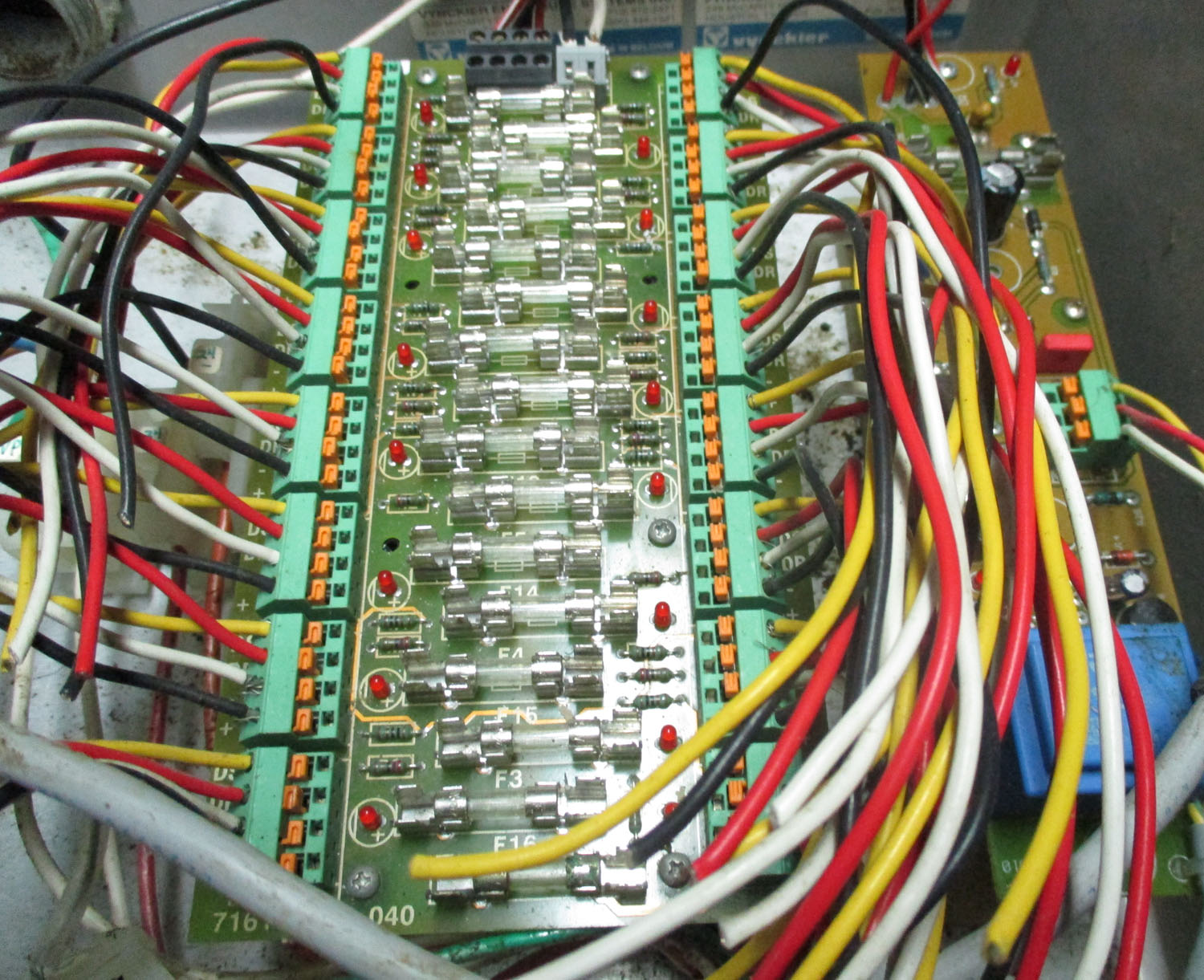 Power Supply W/ 1 Fuse Strip