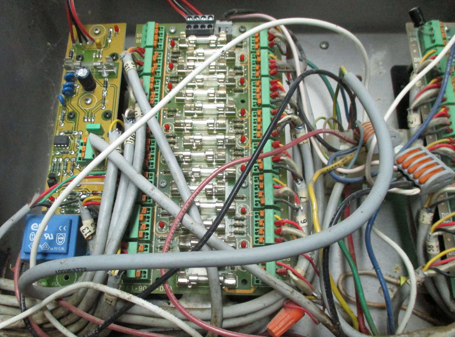 Power Supply W/ 2 Fuse Strips