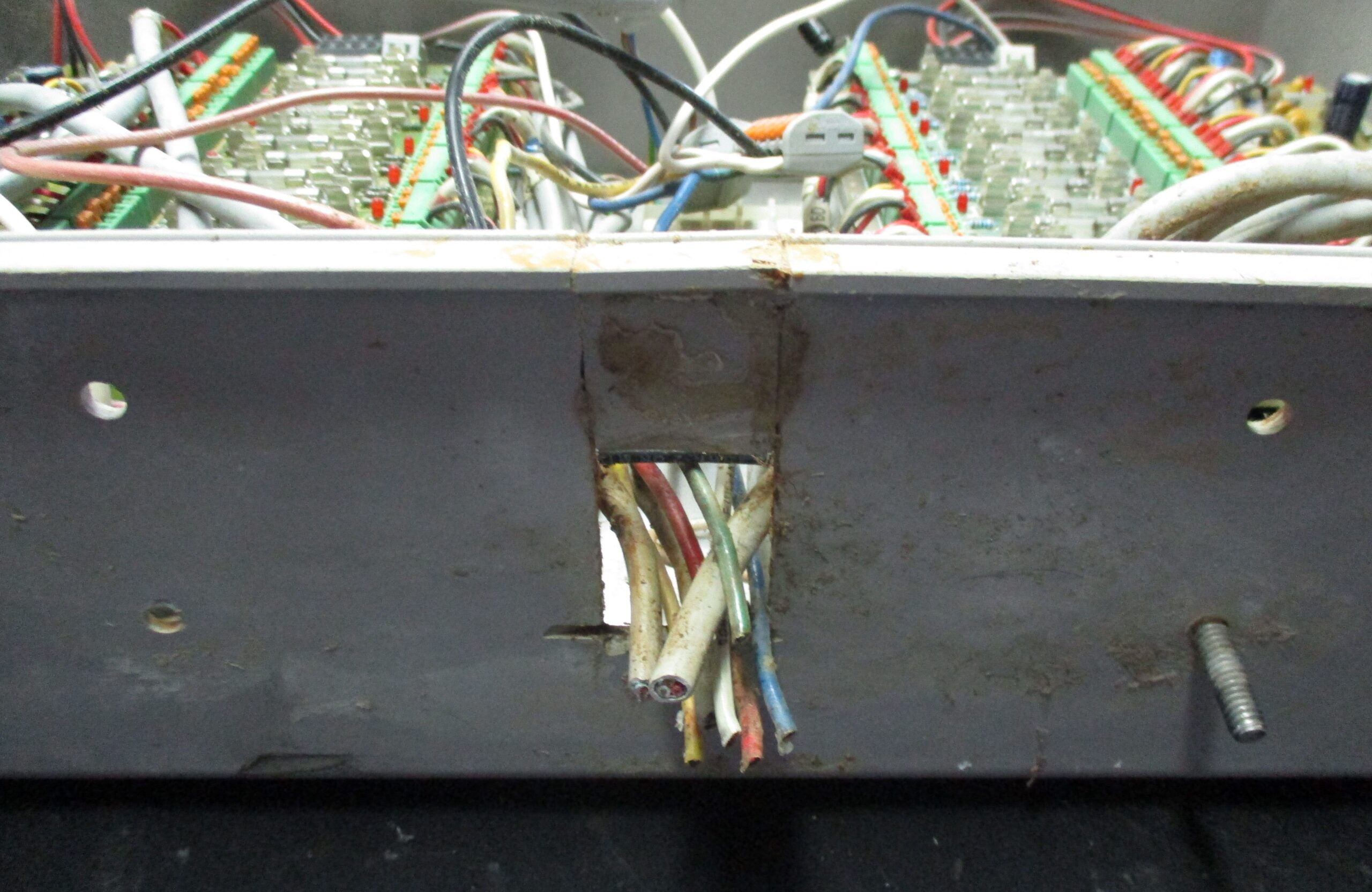 Power Supply W/ 2 Fuse Strips