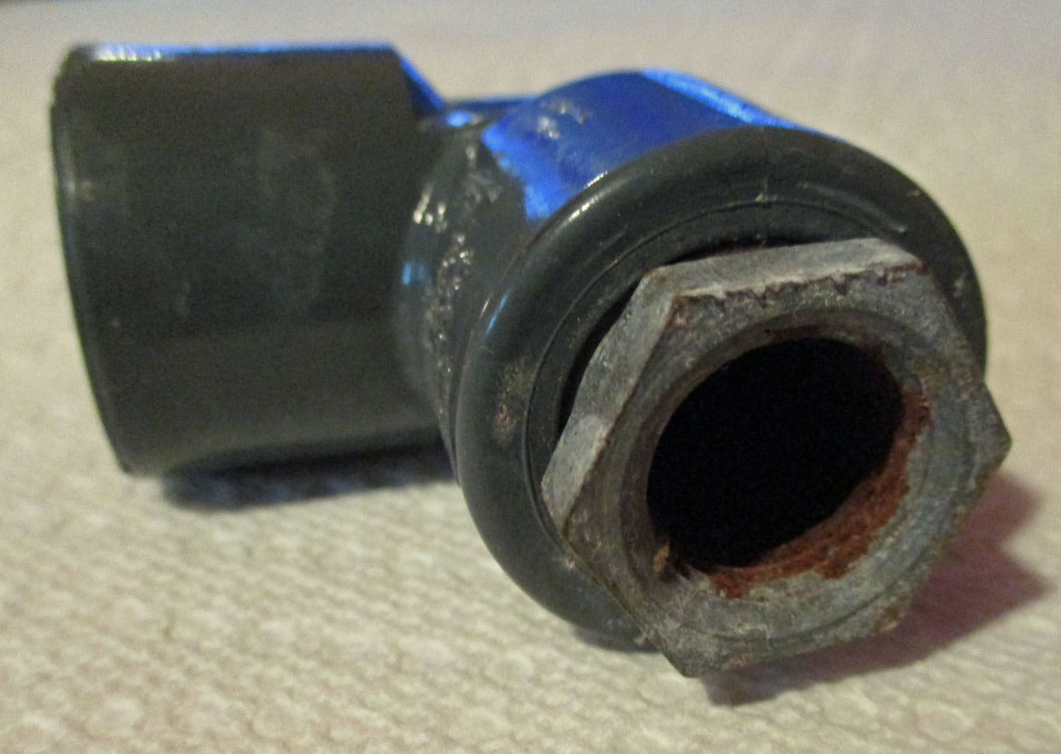 1/2" Threaded 90° Pulsator Connector 7 Connector 1/2", 2"L x 2 1/4"L