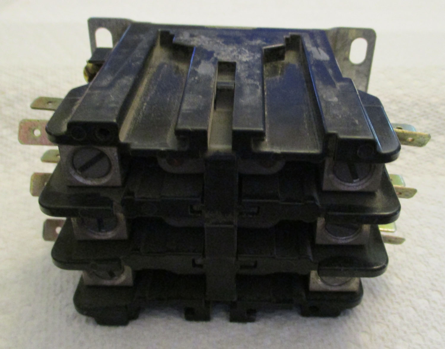 Contactor 3 Pole 240-600VAC 40FLA 10-15HP 4 Contactor 3 Pole 240-600VAC 40FLA 10-15HP