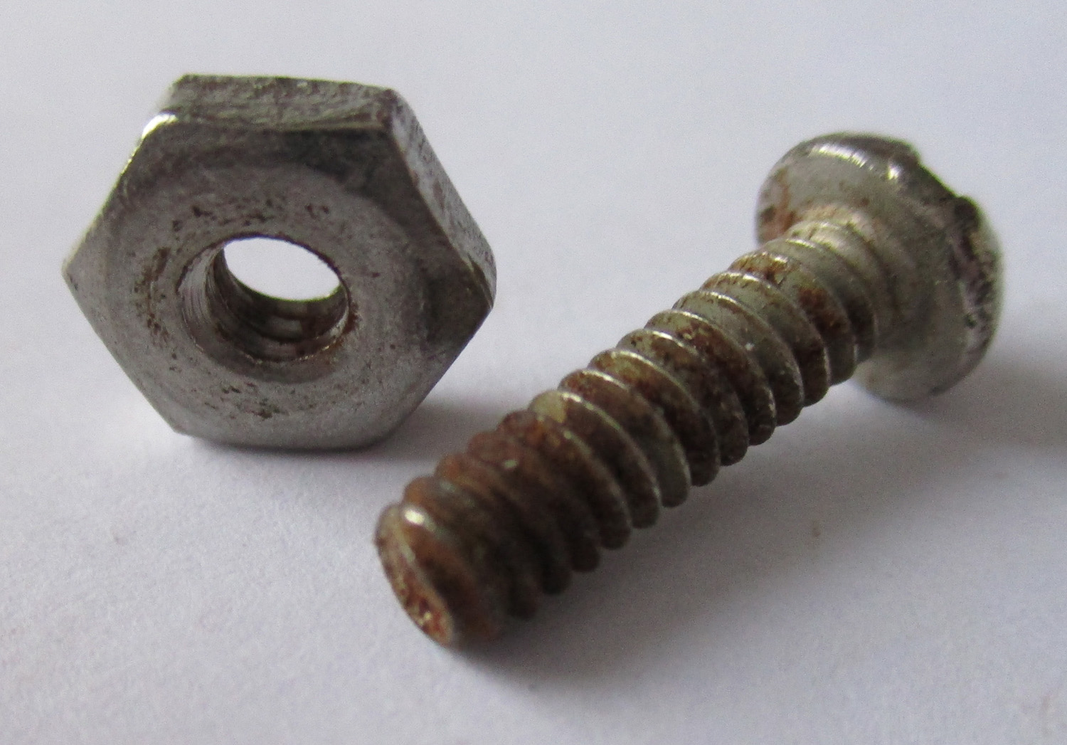 Screw, RH SL w/Nut, 9/16"L #6-32 THD SZ 4 Screw, RH SL w/Nut, 9/16"L #6-32 THD SZ